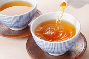 犬はほうじ茶を飲んでも大丈夫？適量・リスク・与え方のポイントまとめ